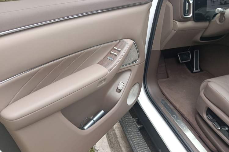 Used Hima AITO M8 2025 Extended-Range Ultra Version 53.4 kWh 6-Seater Edition
