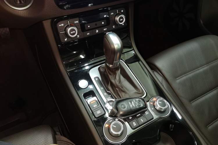 Used Volkswagen Touareg 2017 3.0 TSI Touareg Model Gear Lever