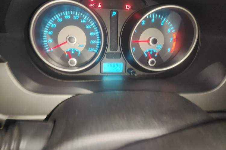 Used Buick Excelle 2011 1.6LX-AT Odometer Close Up