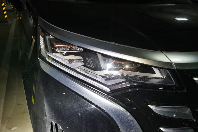 Used Denza D9 2022 DM-i 1040 Prestige Model
