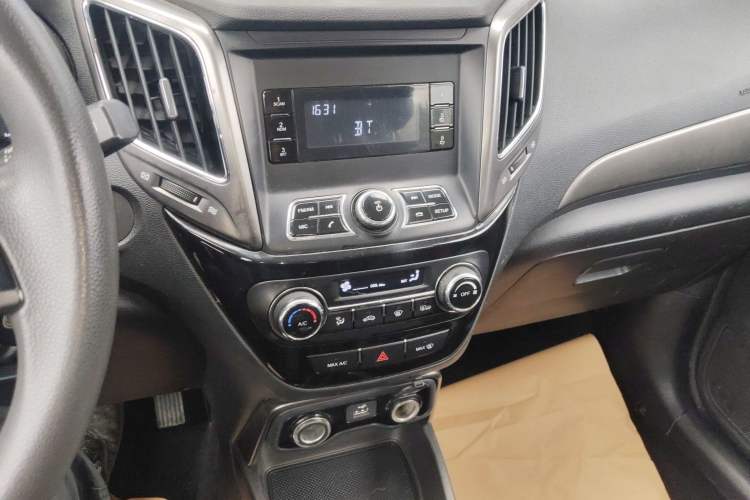Used CHANGAN CS15 2016 1.5L Manual Fashion Edition Audio And AC Panel