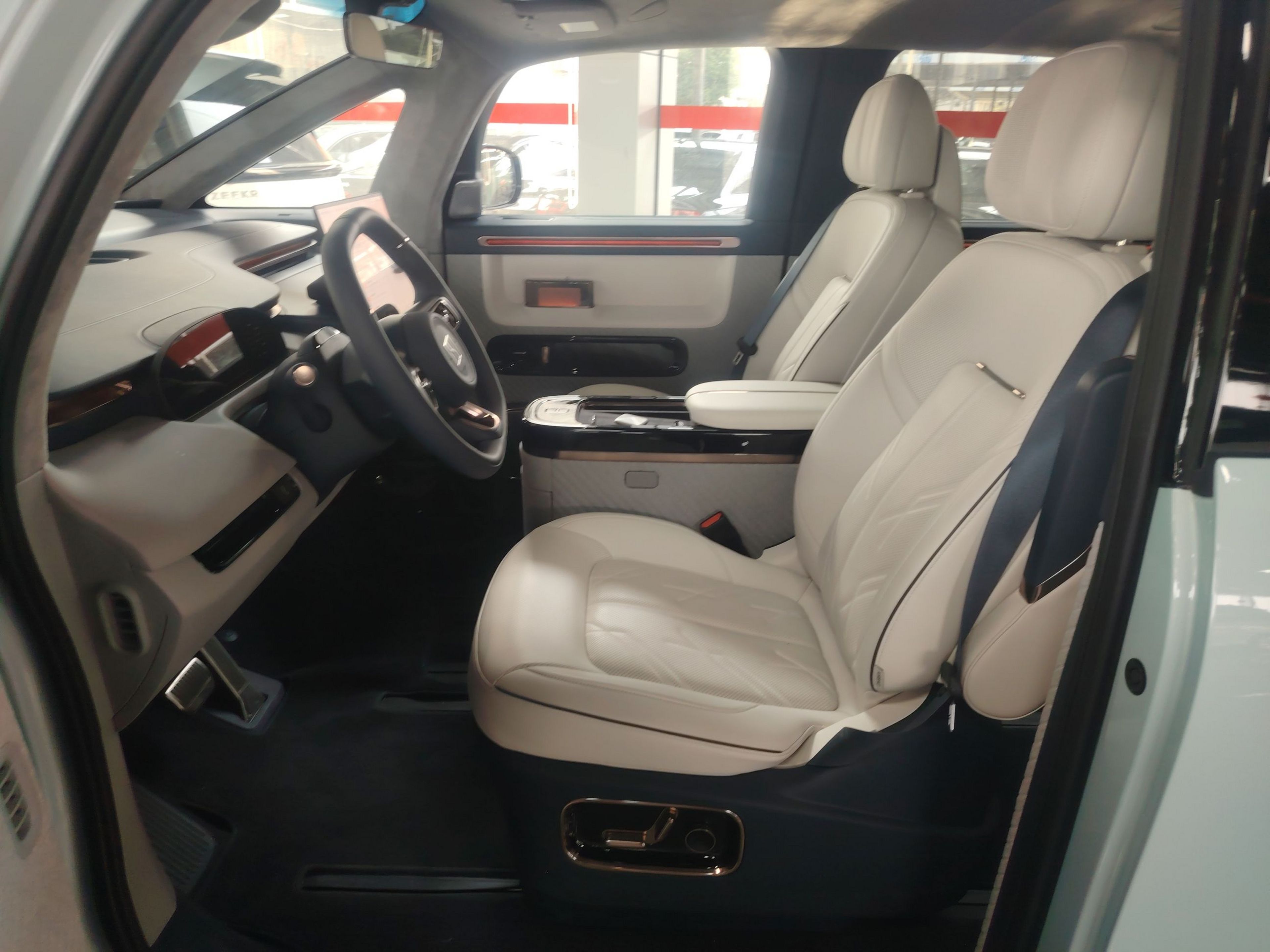 المقاعد الأمامية داخل السيارة