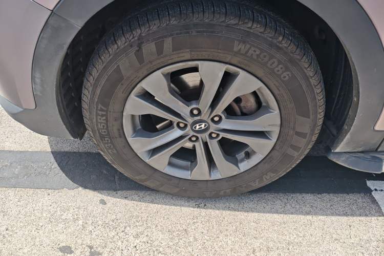 Used Hyundai Santa Fe 2013 2.4L Automatic Two-Wheel Drive Smart Version Left Front Wheel Hub