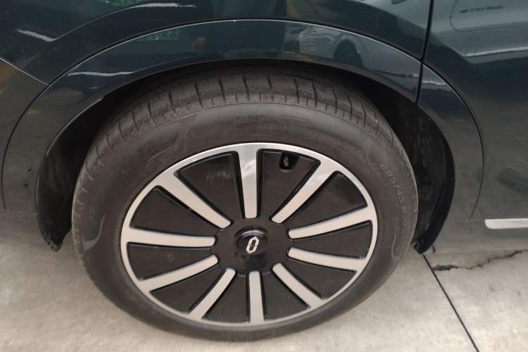 Used Hima AITO M9 2024 Range-Extended Ultra Version 52 kWh 5-Seater Model Right Rear Wheel Hub