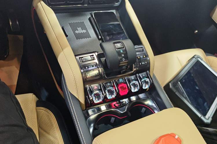 Used Formula Leopard 5 2023 Navigator Edition
