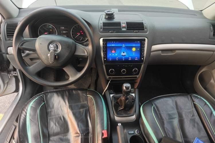 Used Skoda Octavia 2014 1.6L Manual Yijie Edition Center Console