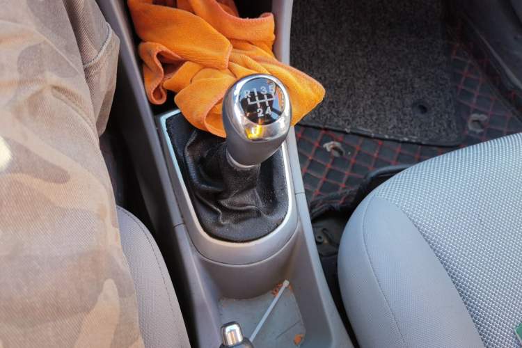 Used Hyundai Verna (older generation) 2010 Sedan 1.4L Manual Comfort GS Gear Lever