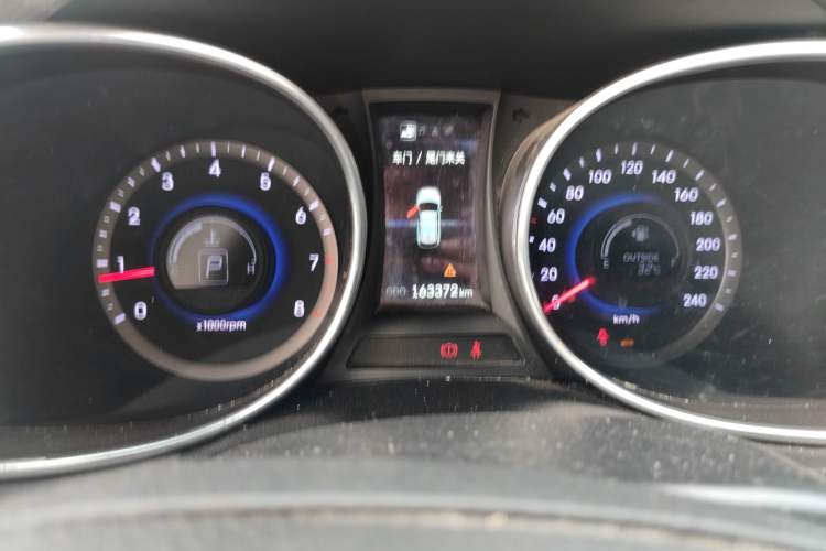 Used Hyundai Santa Fe 2013 2.4L Automatic Two-Wheel Drive Smart Version Odometer Close Up