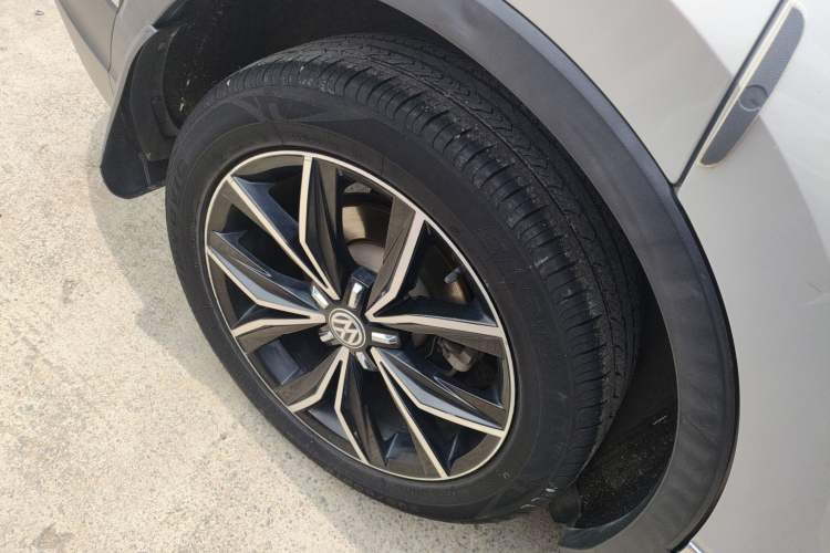 Used Volkswagen Tiguan L 2019 Revised 330TSI Automatic Two-Wheel Drive Smart & Luxury Edition China VI Standard Right Rear Wheel Hub