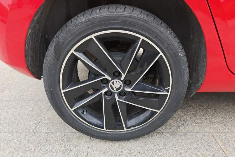 Used Skoda Fabia 2015 1.6L Automatic Sport Edition Right Rear Wheel Hub