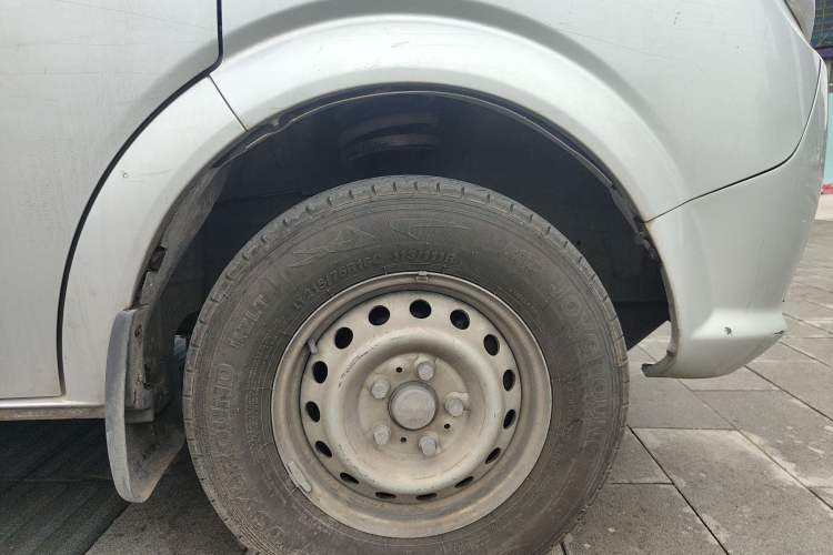 Used Dongfeng Yufeng 2018 2.5T Logistics Vehicle A100 Long Wheelbase High Roof 5-9 Seater China V Emission Standard ZD25 Right Front Wheel Hub