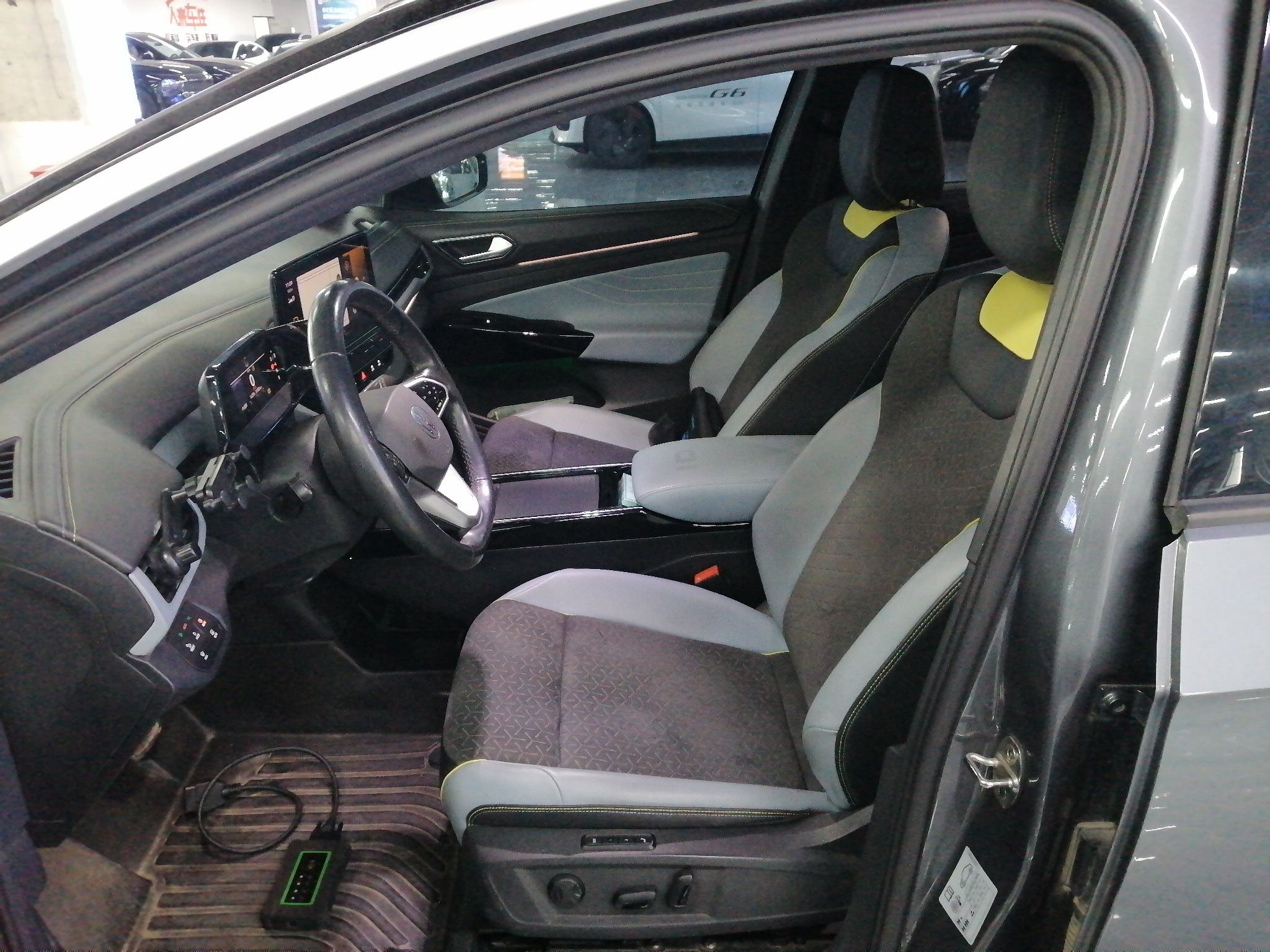 Переднее сиденье в автомобиле