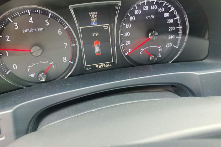 Used Toyota Crown 2018 2.0T Fashion Edition Odometer Close Up