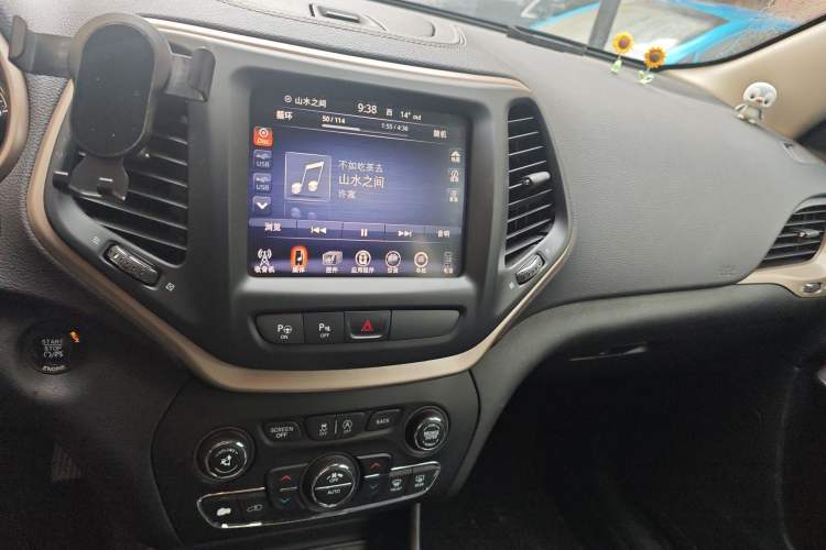 Used Jeep Cherokee 2016 2.4L Superior Edition Audio And AC Panel