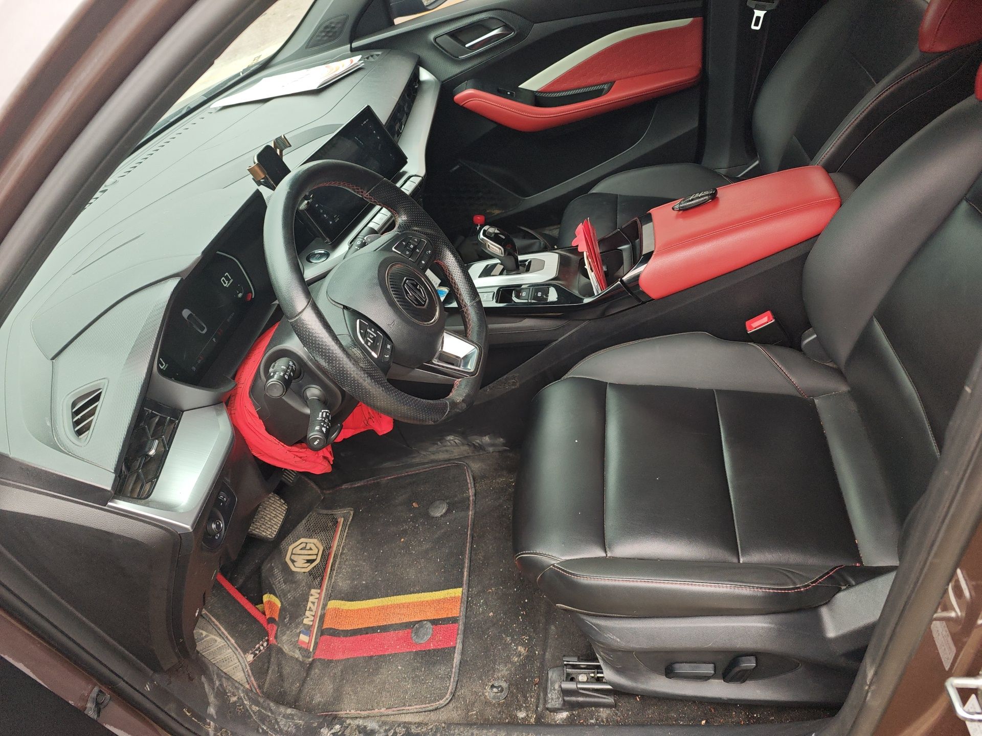 المقاعد الأمامية داخل السيارة