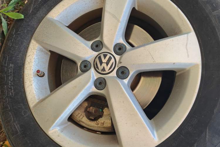 Used Volkswagen Lavida 2015 1.6L Manual Fashion Edition Right Front Wheel Hub