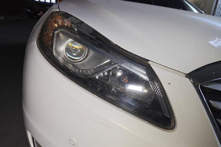 Used Bestune B70 2014 2.0L automatic luxury version Right Front Headlight