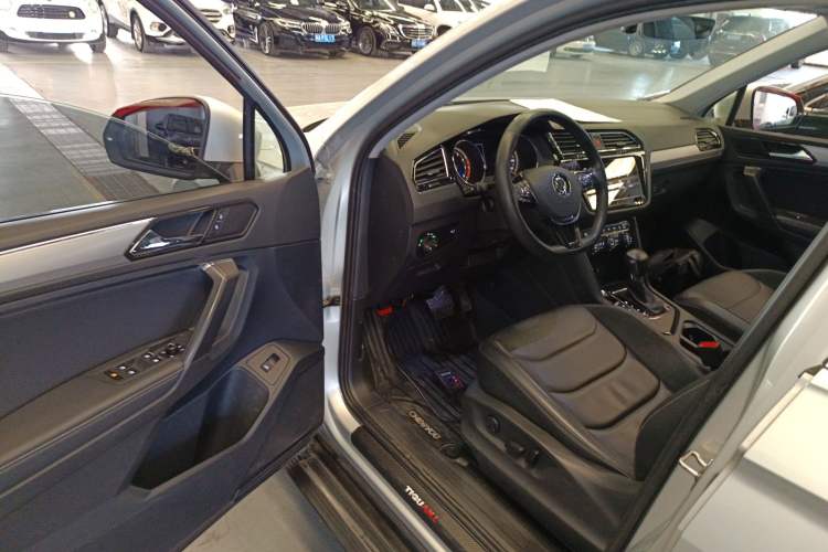 Used Volkswagen Tiguan L 2019 Revised 330TSI Automatic Two-Wheel Drive Smart & Luxury Edition China VI Standard
