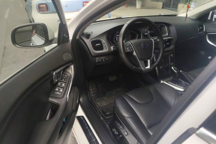 Used Volvo V40 2016 T4 Smart Luxury Edition