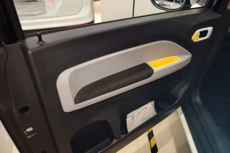 Used Chery New Energy QQ Ice Cream 2022 170km Sundae Phosphate Lithium-Ion