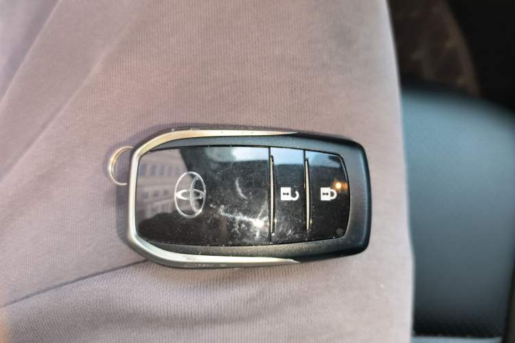 Used Toyota RAV4 2016 2.0L CVT Two-Wheel Drive Fashion Edition China V Standard
