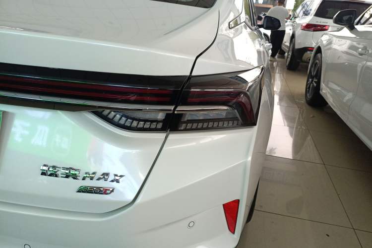 Used Dongfeng Aeolus Yixuan MAX 2021 1.5T Super-Powered Dad Edition Right Rear Taillight