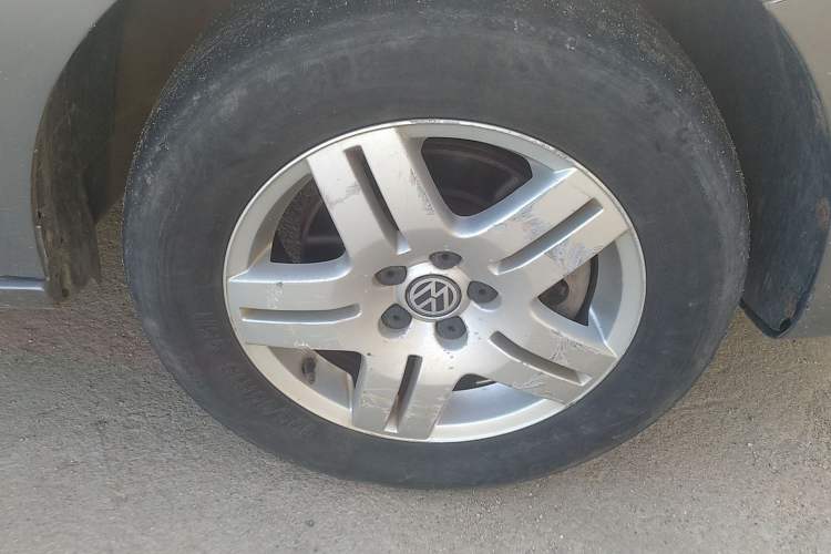 Used Volkswagen Bora 2011 1.6L Automatic Fashion Edition Right Front Wheel Hub