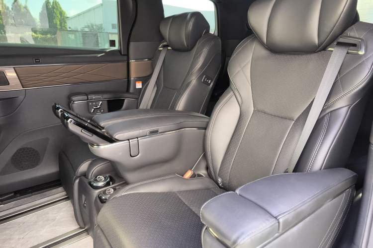 Used Toyota Vellfire 2024 Crown Dual-Engine 2.5L Ultimate Edition
