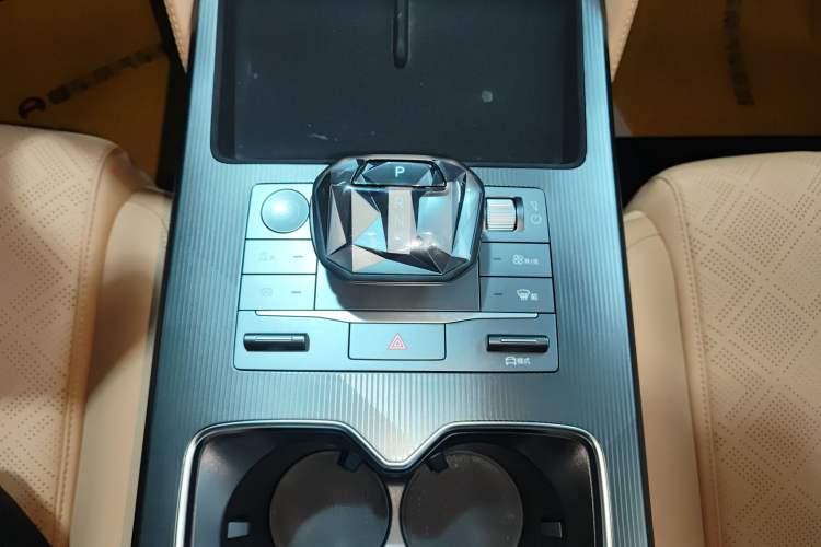 Used BYD Song L DM-i 2024 112 km Leading Edition Gear Lever