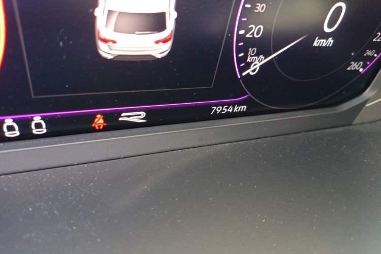 Used Volkswagen T-ROC 2025 Facelift Model 2 300TSI DSG Two-Wheel Drive Chenguang Edition Odometer Close Up