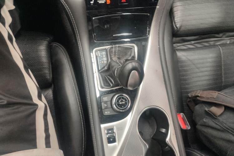 Used Infiniti Q50 2014 3.7L Luxury Sport Edition Gear Lever