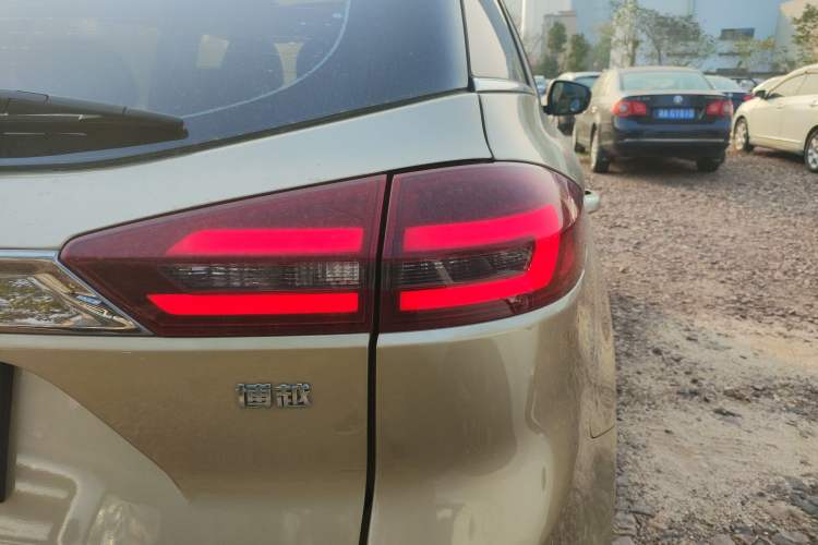 Used Geely Auto Emgrand X7 Sport 2018 1.8TD Automatic Two-Wheel Drive Smart Connect 4G Internet Edition
