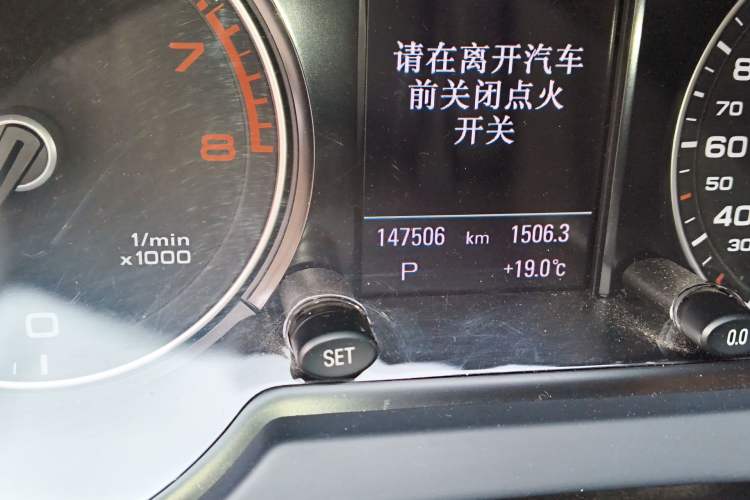 Used Audi Q5 2016 40 TFSI Comfort Model Odometer Close Up