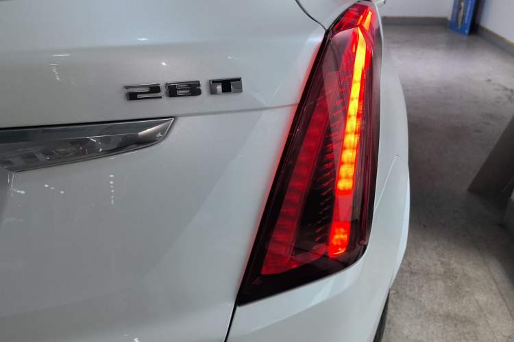 Used Cadillac XT5 2021 28T Luxury Model Right Rear Taillight