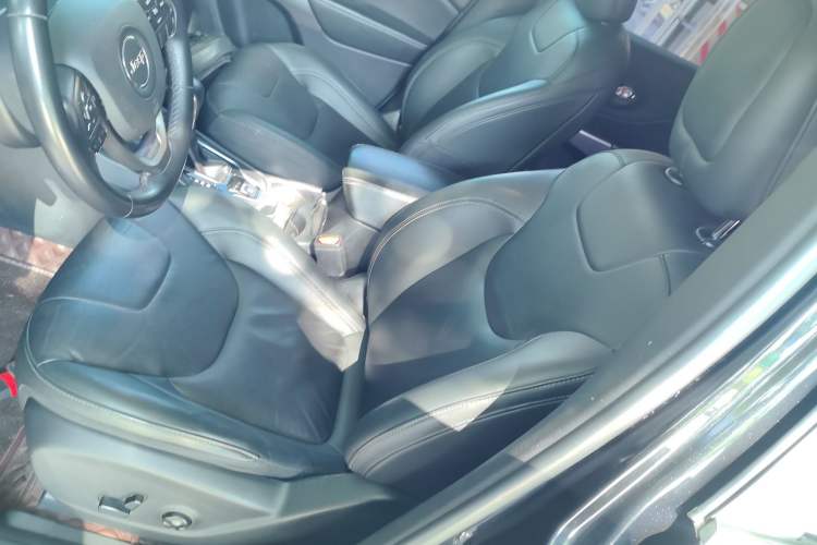 Used Jeep Cherokee 2019 2.0T Two-Wheel Drive Smart Enjoyment Version China V