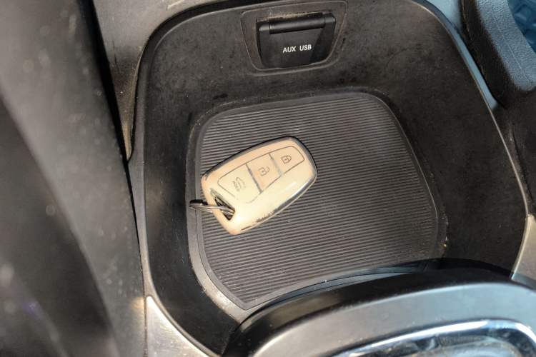 Used Hyundai Santa Fe 2015 2.4L Automatic Two-Wheel Drive Smart Version 5 Seats Vehicle Key