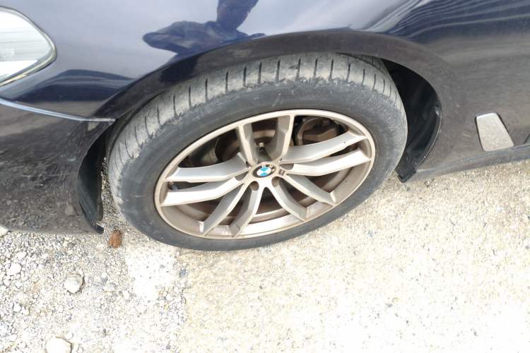 Used BMW 5 Series 2020 525Li M Sport Package Left Front Wheel Hub