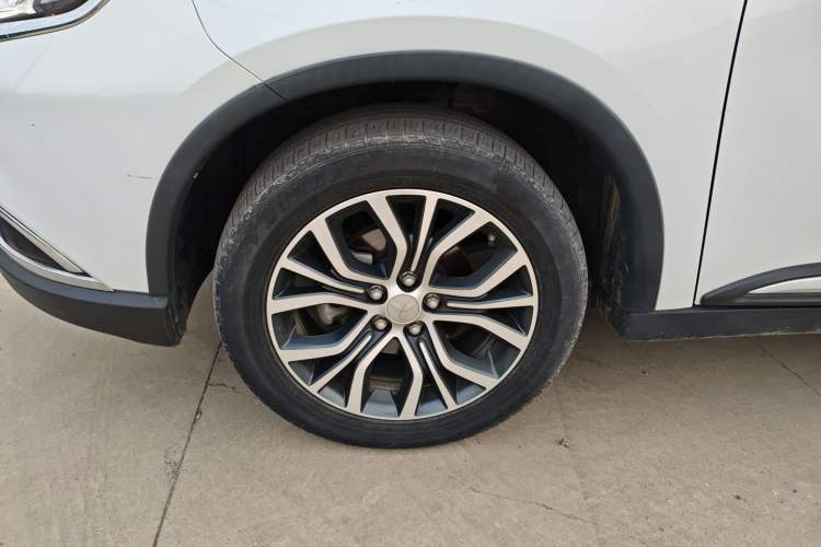 Used Mitsubishi Outlander 2018 2.0L Two-Wheel Drive Glory Edition 5 Seats Exterior 4