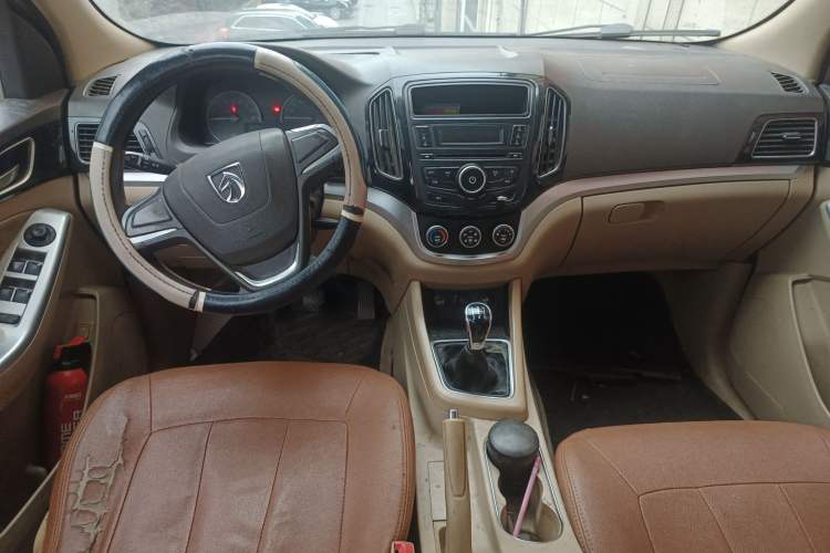 Used Baojun 730 2014 1.5L manual standard trim 7 seats