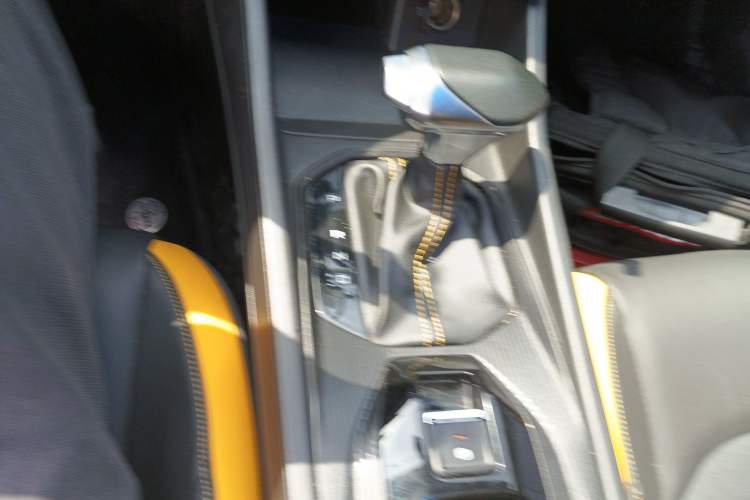 Used Dongfeng Aeolus Yixuan 2023 Mach Edition 1.5T Automatic Pursuit Rider Version Gear Lever