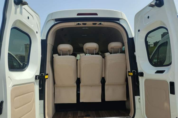 Used SAIC MAXUS Xintu V70 2025 2.0T Manual Long Wheelbase Mid-Height Luxury Version 9 Seats
