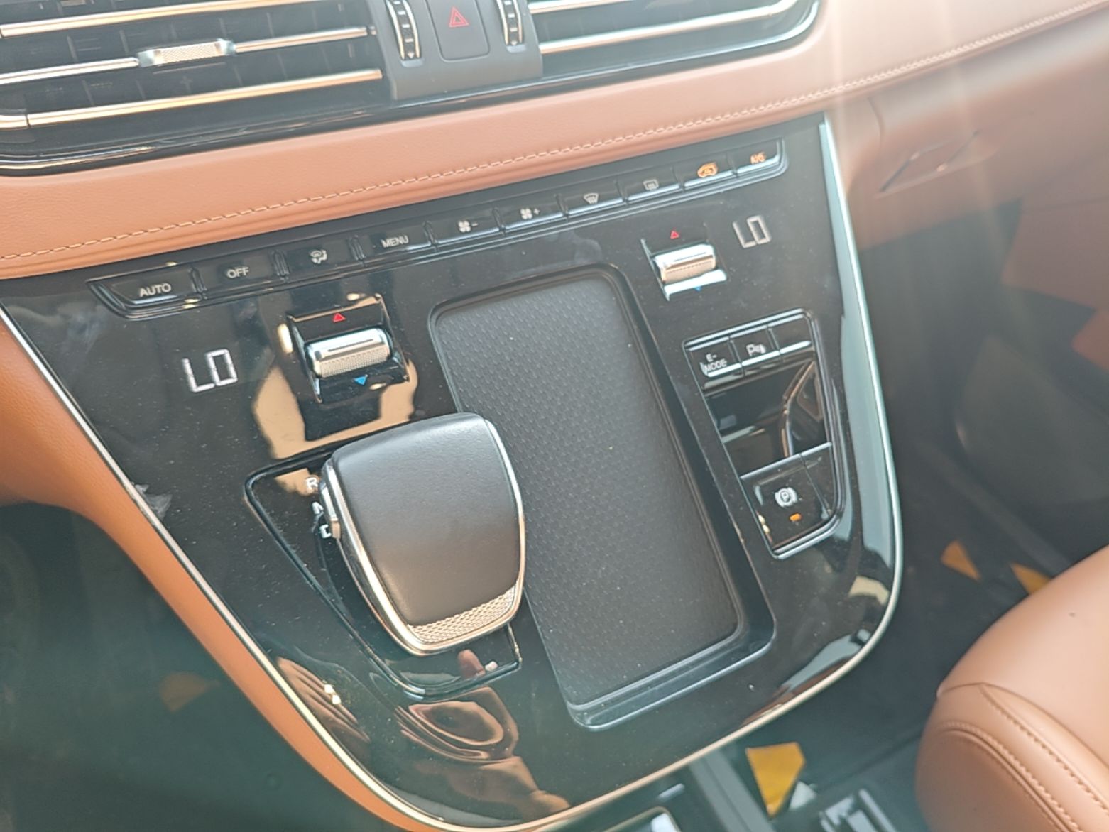 Hongqi HQ9 PHEV 2024 2.0T Four-Wheel Drive Business Edition — снимка 16