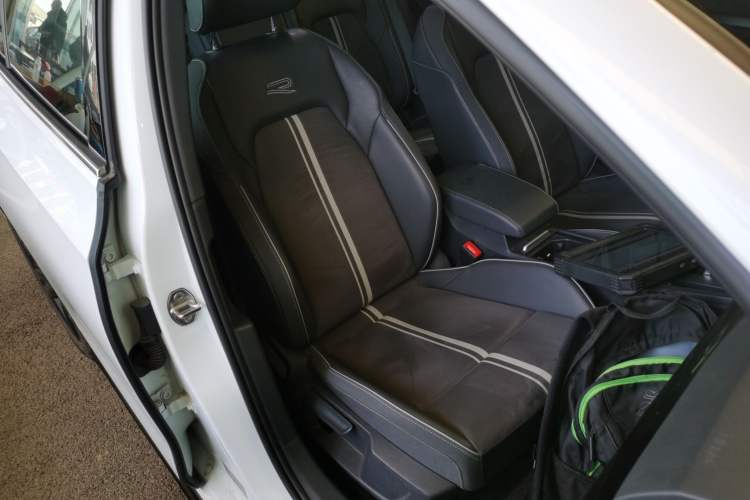 Used Volkswagen Golf 2023 Facelift 280TSI DSG R-Line Lite
