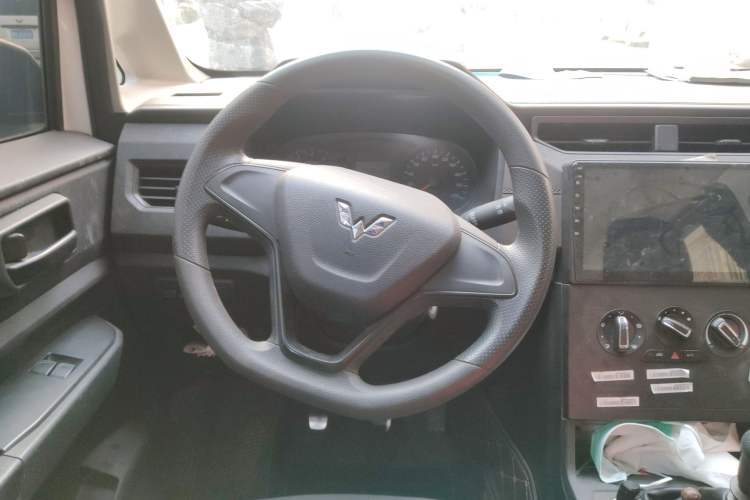 Used Wuling Hongguang PLUS 2019 1.5T Manual Standard Edition 5 Seats
