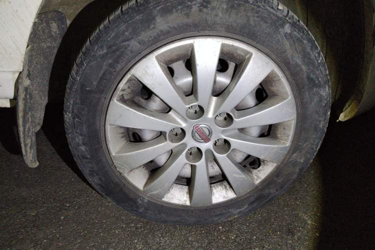 Used Jinbei Gold Hiace M Classic 2023 1.5L Engineering Lion Passenger Vehicle 5/6/7 Seats Right Front Wheel Hub