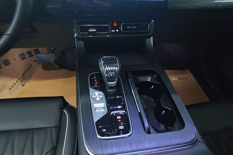 Used GAC Trumpchi GS8 2025 Linghang Series 2.0 TGDI Two-Wheel-Drive Luxury Edition 5 Seats Gear Lever