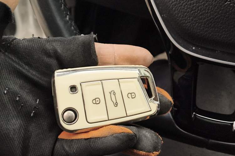 Used Volkswagen T-ROC 2022 280TSI DSG Two-Wheel Drive Comfort PLUS Interior 1