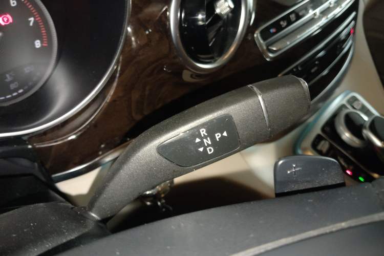 Used Mercedes-Benz V-Class 2017 V 260 L Prestige Extended Edition Gear Lever