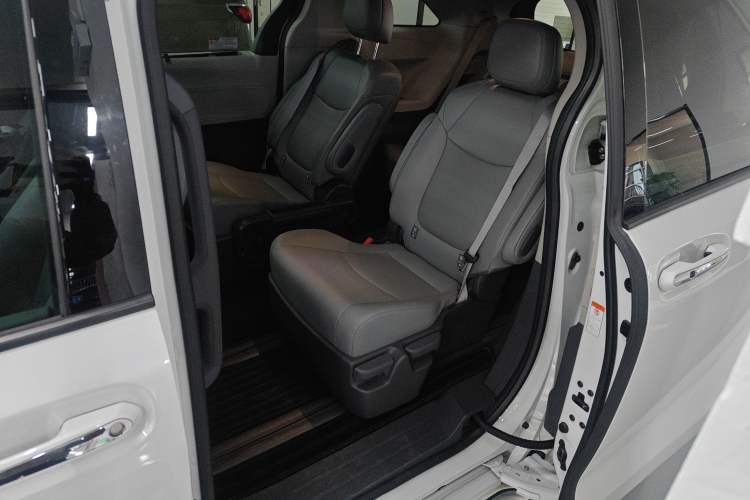 Used Toyota Granvia 2024 2.5L Hybrid Comfort Edition
