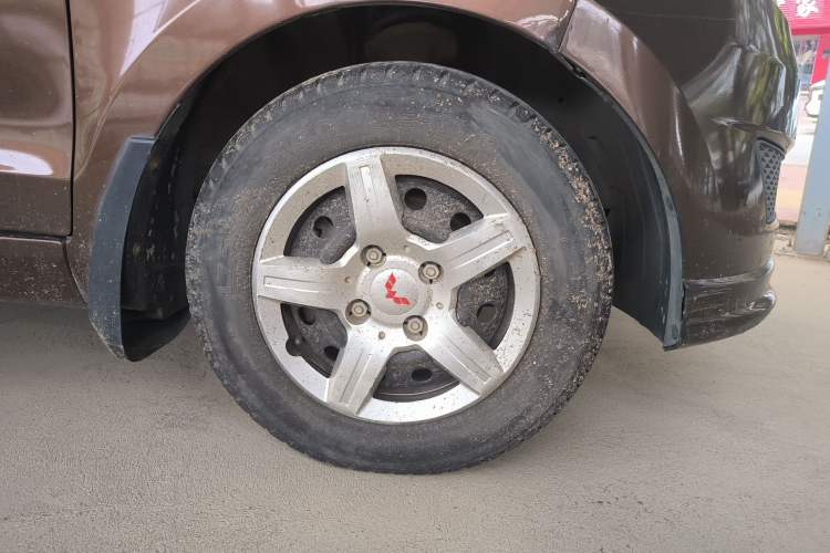 Used Wuling Hongguang 2015 1.5L S Basic Version China V Standard Right Front Wheel Hub